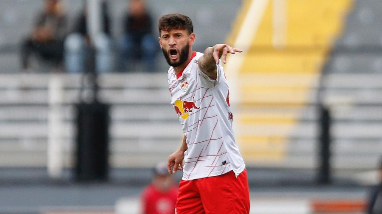 Juninho Capixaba (29/Bek), pemain sepak bola Brasil yang bermain sebagai bek kiri untuk Red Bull Bragantino. (Sc: Instagram @redbullbragantino)