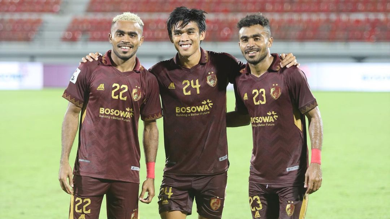 Prediksi PSM vs Barito, BRI Liga 1 Foto bersama tiga punggawa PSM Makassar: Yakob Sayuri (22/Gelandang), Rizky Eka Pratama (24/Penyerang), Yance Sayuri (23/Bek). (Sc: Instagram @yansayuri11)