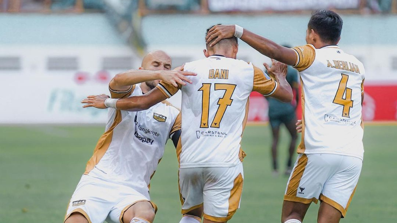 Prediksi Dewa vs Bhayangkara, BRI Liga 1 Asep Berlian (kiri), Ahmad Nufiandani (tengah) dan Risto Mitrevski (kanan) pada saat laga melawan Persikabo. (Sc: Instagram @dewaunitedfc)