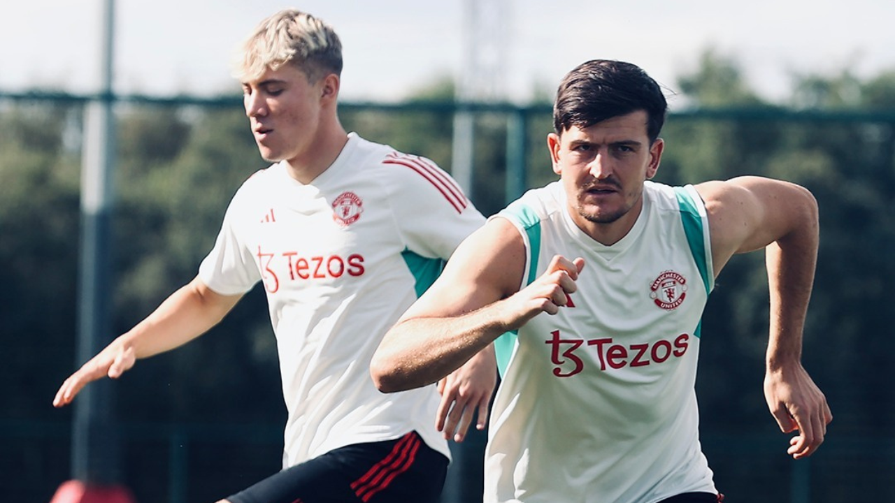 Prediksi Man Utd vs Brighton, Liga Inggris Premier League Harry Maguire (Depan) dan Rasmus Højlund (Belakang) dalam sesi latihan Man Utd setelah kembali dari jeda internasional guna mempersiapkan bergulirnya kembali Premier League. (Sc: Instagram @manchesterunited)