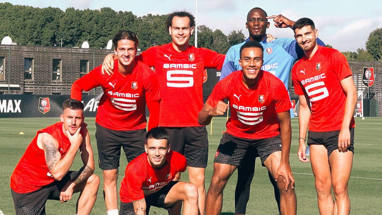 Prediksi Rennes vs LOSC, Ligue 1 Prancis Potret para pemain Stade Rennais saat sesi latihan. (Sc: Instagram @staderennaisfc)