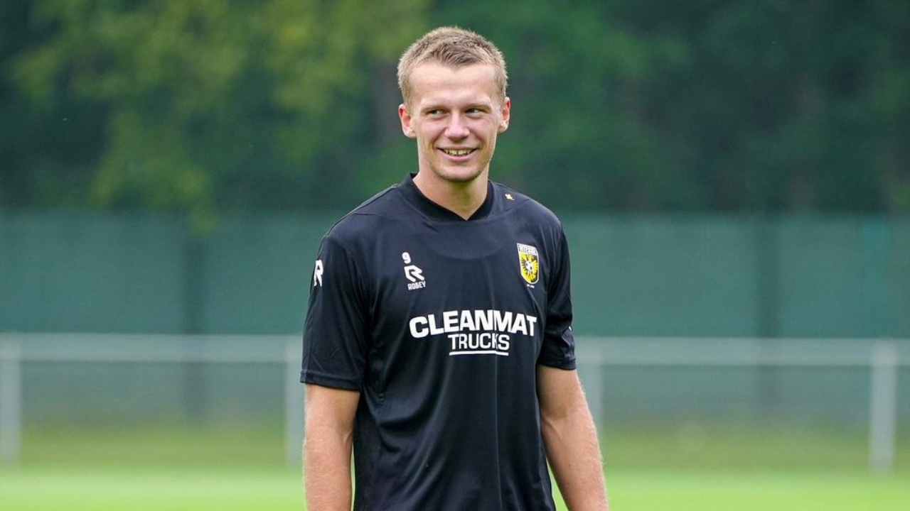 Prediksi Vitesse vs Waalwijk, Liga Belanda Eredivisie Joel Voelkerling Persson (9/Penyerang), pemain sepak bola profesional Swedia yang bermain sebagai penyerang tengah untuk klub Eredivisie Vitesse, dengan status pinjaman dari Lecce. (Sc: Instagram @mijnvitesse)