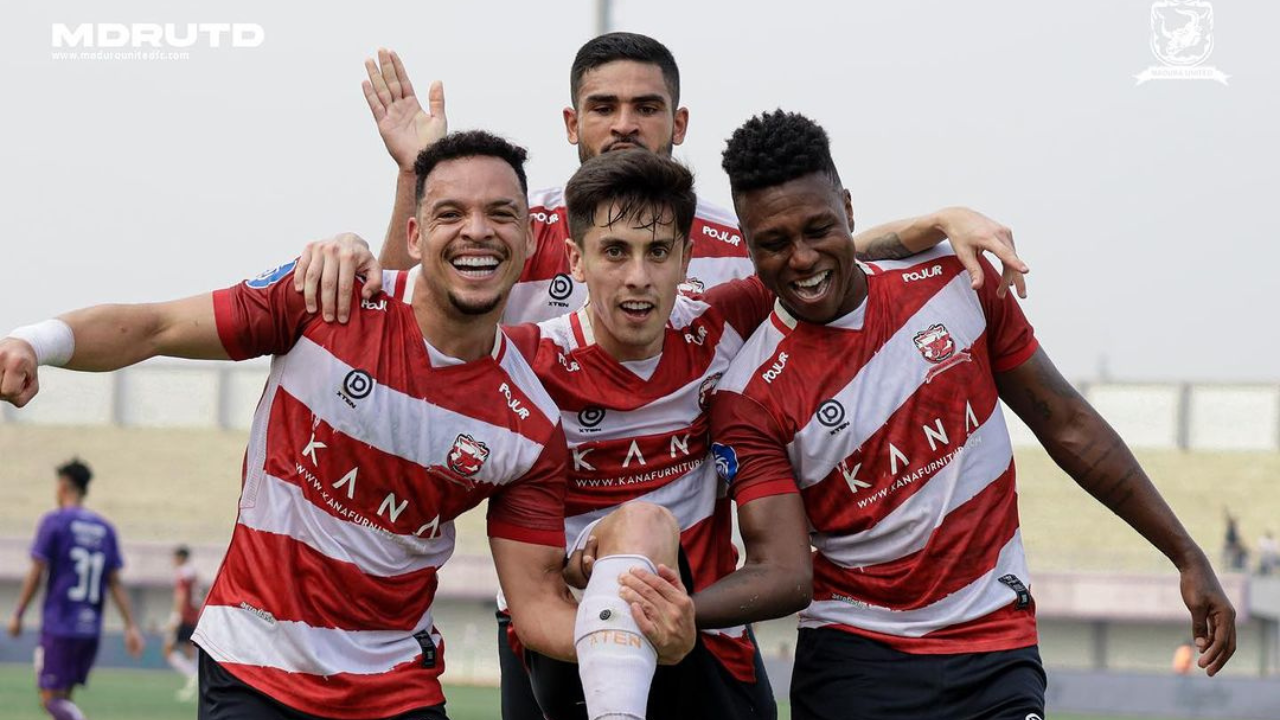 Prediksi Madura vs Persebaya, BRI Liga 1 Indonesia Pemain Madura United berselebrasi memperagakan Sapeh Kerab usai mencetak gol ke gawang Persita Tangerang pekan lalu. (Sc: Instagram @maduraunited)