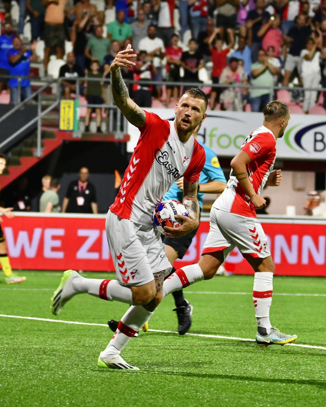 Prediksi Emmen vs Jong Utrecht, Eerste Divisie Pemain FC Emmen melakukan selebrasi (SC: Instagram @fc_emmen)