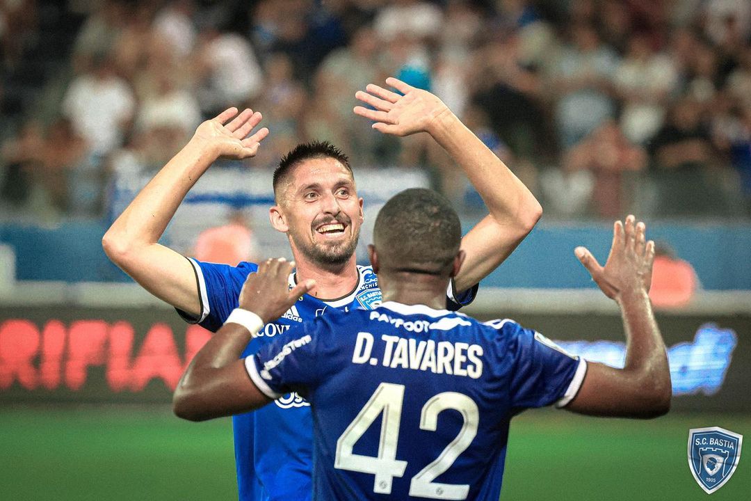 Potret pemain Bastia melakukan selebrasi (SC: Instagram @scbastia)