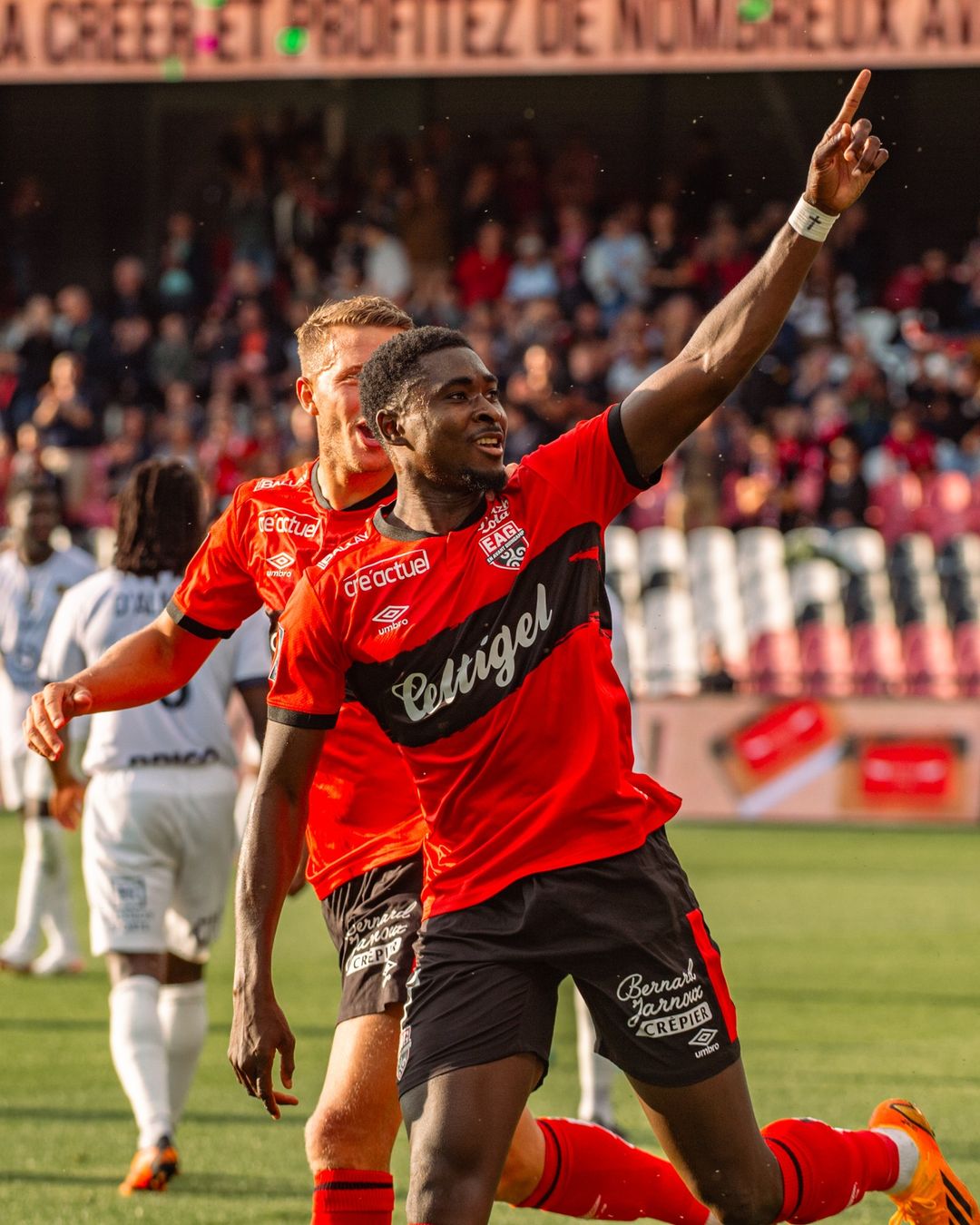 Prediksi Guingamp vs Bordeaux, Ligue 2 Prancis Potret pemain Guingamp melakukan selebrasi (SC: Instagram @eaguingamp)