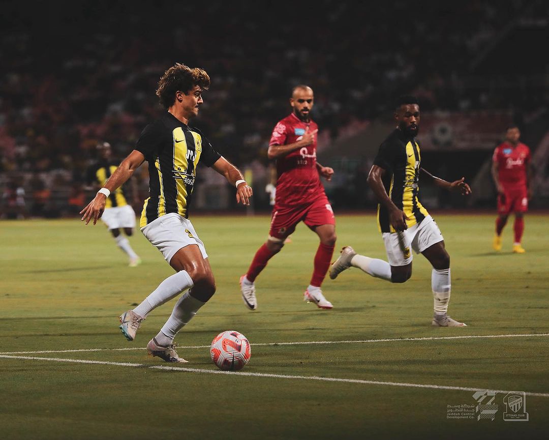 Prediksi Al Akhdoud vs Ittihad, Liga Arab Saudi Aksi pemain Al Ittihad ketika bermain (SC: Instagram @ittihadclub.sa)