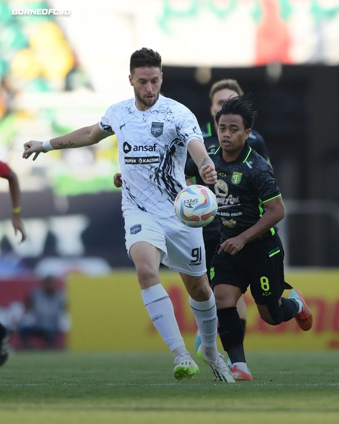 Prediksi Borneo vs PSS, Liga 1 Indonesia Aksi pemain Borneo ketika melawan Persebaya (SC: Instagram @borneofc.id)