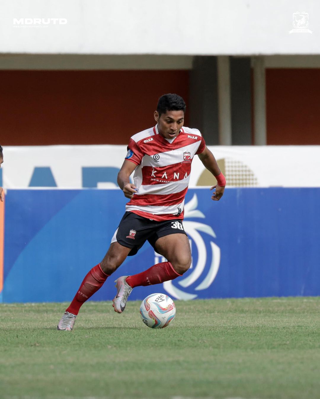Prediksi Madura vs Borneo, Liga 1 Indonesia Aksi pemain Madura United di lapangan (SC: Instagram @maduraunited.fc)