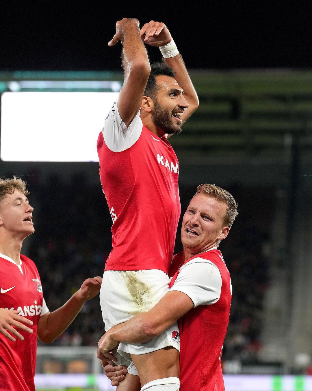 Pemain AZ Alkmaar selebrasi (SC: Instagram @azalkmaar)