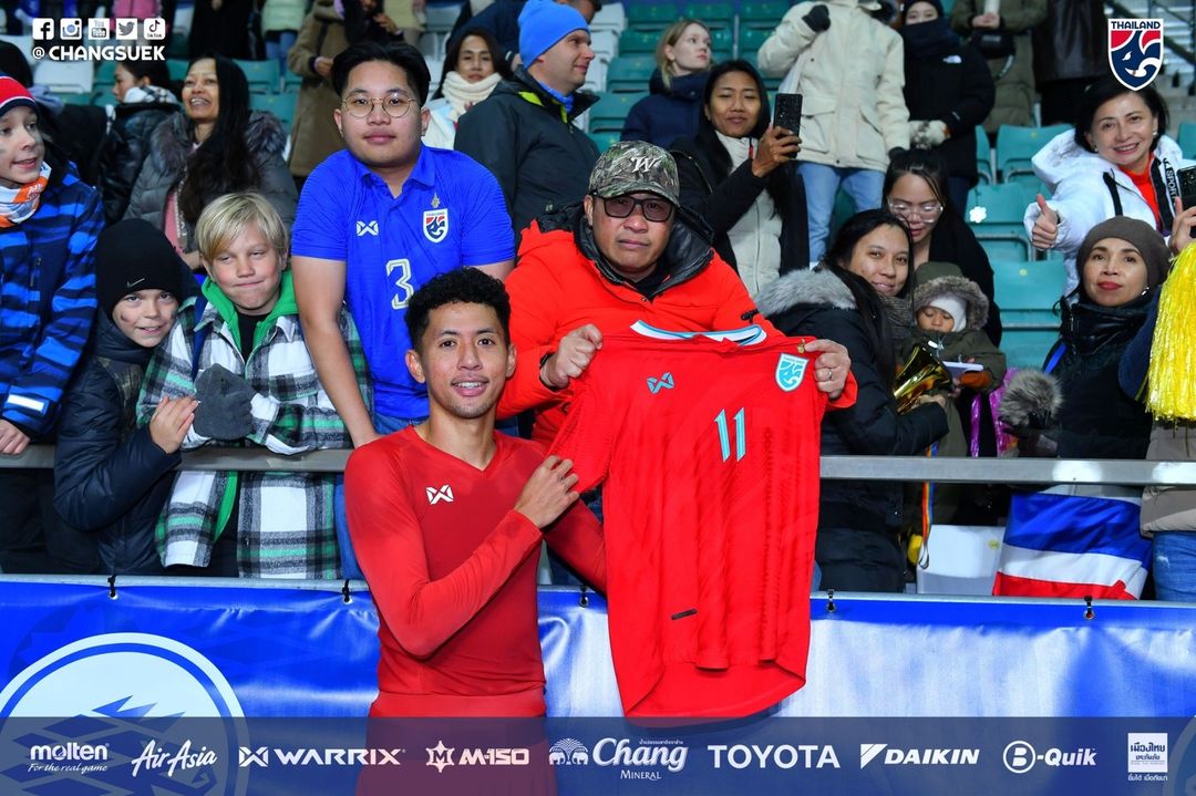 Prediksi Thailand vs China, Grup C Kualifikasi Piala Dunia Pemain Thailand menyapa fans (SC: Instagram @changsuek)