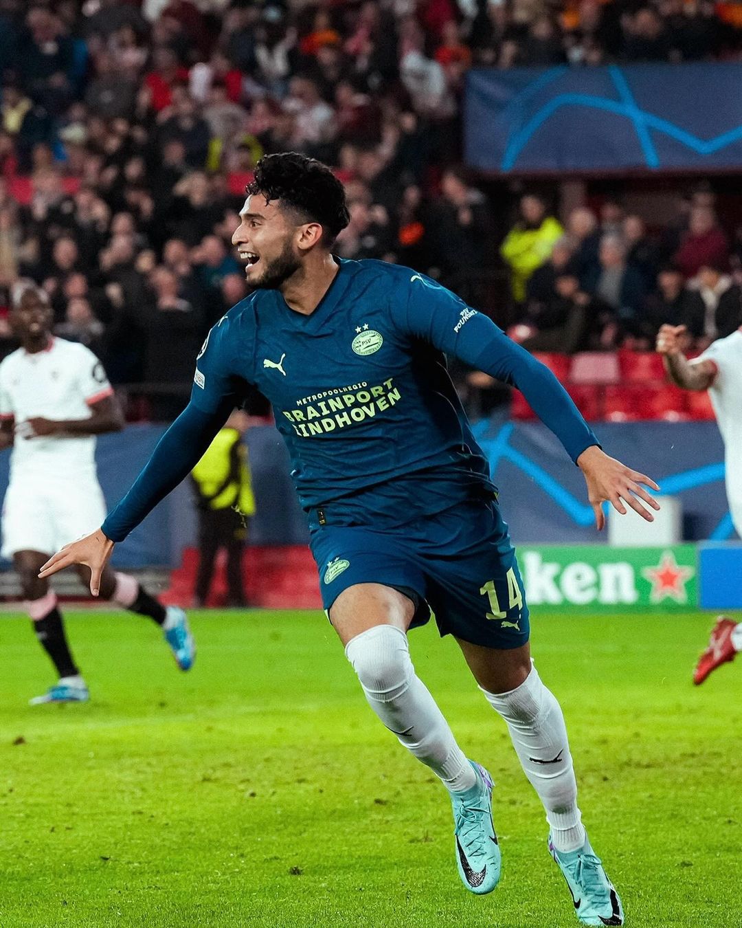 Prediksi PSV vs Heerenveen, Pekan ke-15 Liga Belanda Pemain PSV Eindhoven selebrasi (SC: Instagram @psv)