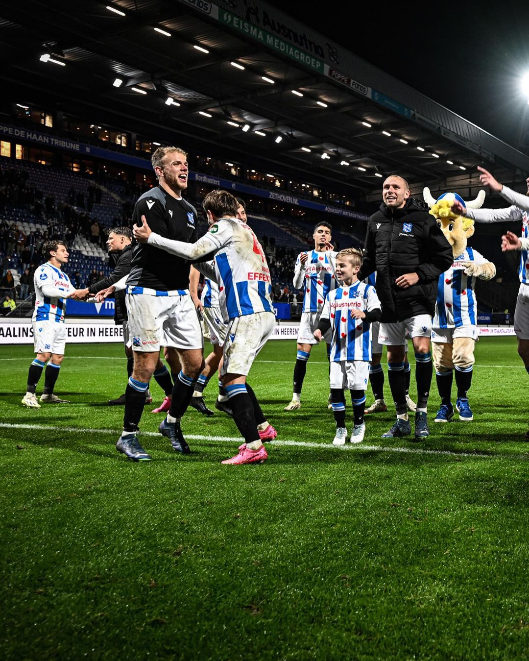 Prediksi Heerenveen vs Volendam, Pekan ke-16 Liga Belanda Pemain Heerenveen selebrasi (SC: Instagram @scheerenveenofficial)