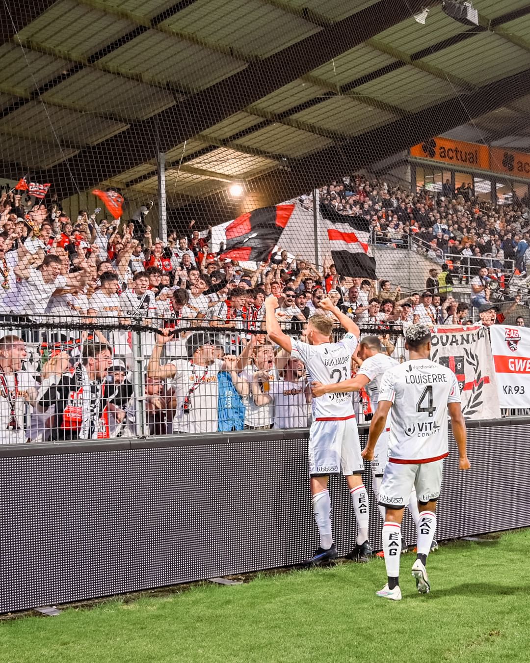 Prediksi Guingamp vs Rodez, Pekan ke-21 Ligue 2 Pemain Guingamp selebrasi dengan fans (SC: Instagram @eaguingamp)