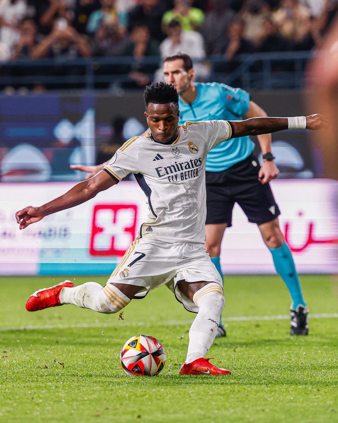 Prediksi Real Madrid vs Almeria, Pekan ke-21 La Liga Spanyol Pemain Real Madrid menendang bola (SC: Instagram @realmadrid)