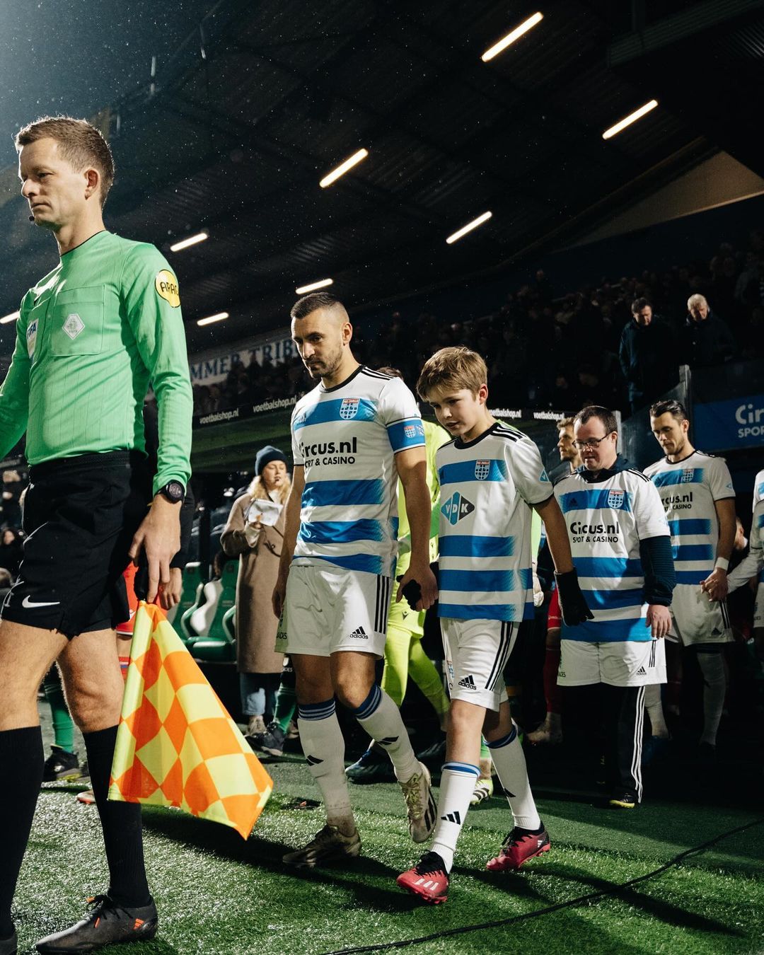 Prediksi AZ vs Zwolle, Pekan ke-18 Liga Belanda Pemain Zwolle memasuki lapangan (SC: Instagram @peczwolle)