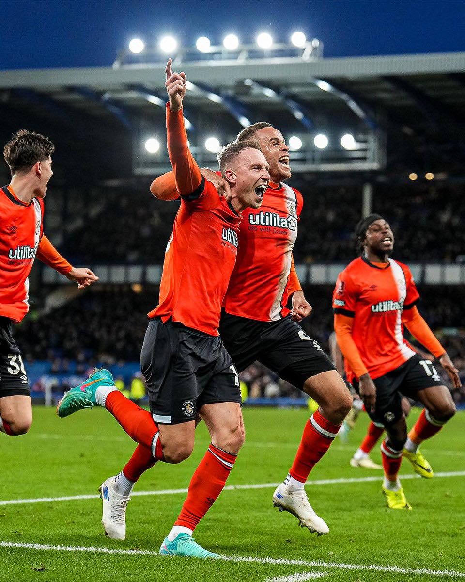 Prediksi Luton vs Brighton, Pekan ke-22 Liga Inggris Pemain Luton Town selebrasi (SC: Instagram @lutontown)