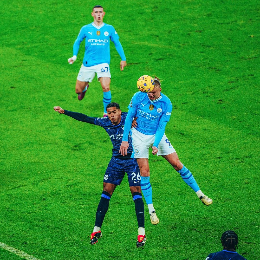 Prediksi Man City vs Brentford, Pekan ke-18 Liga Inggris Pemain Man City melakukan duel udara (SC: Instagram @mancity)