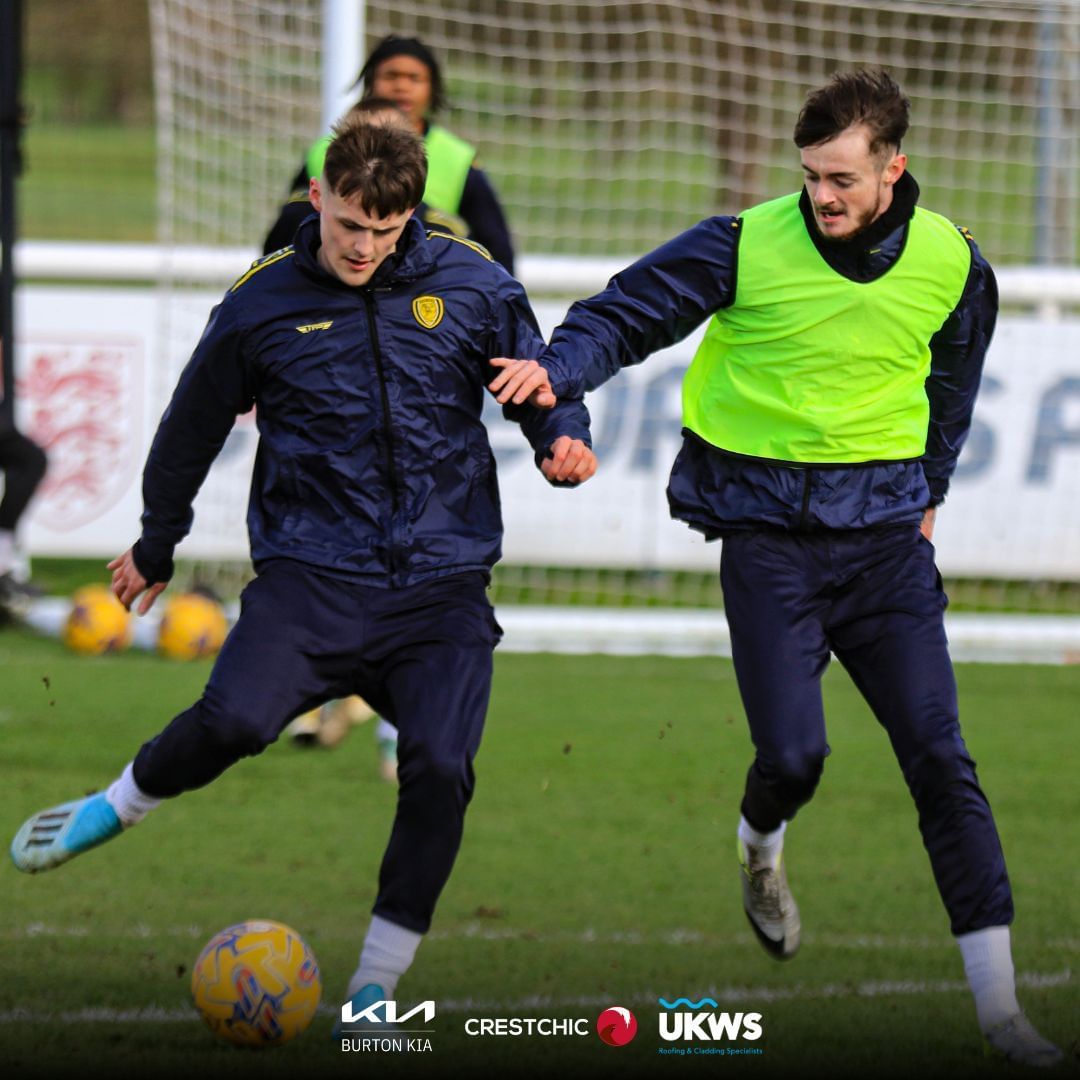 Pemain Burton Albion latihan (SC: Instagram @officialburtonalbion)