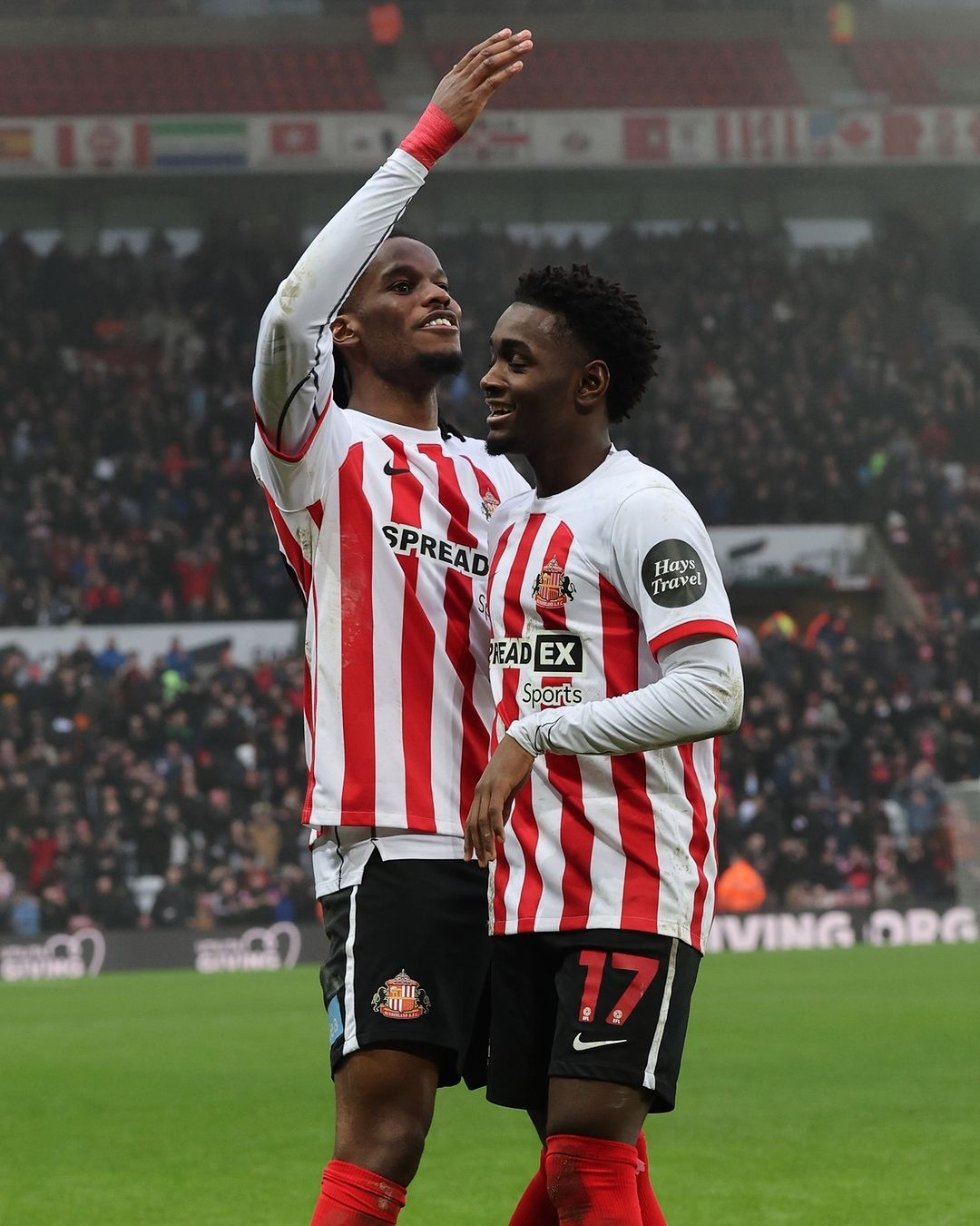 Prediksi Sunderland vs Leicester, Pekan ke-36 EFL Championship Momen dua pemain Sunderland merayakan gol (SC: Instagram @sunderlandafcofficial)