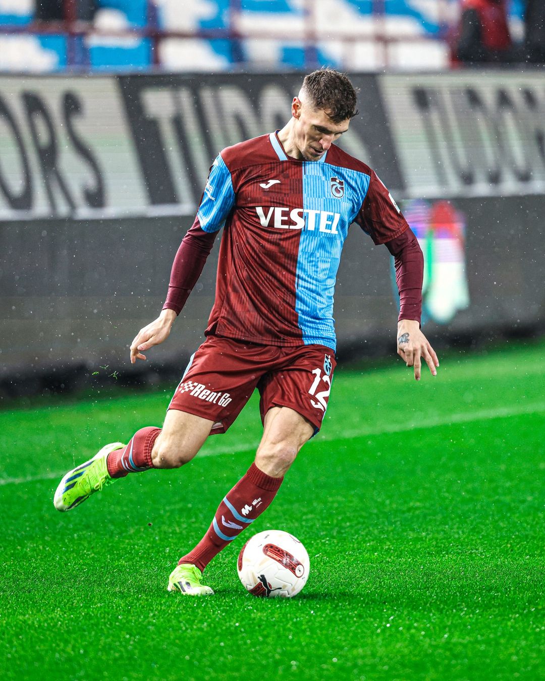 Prediksi Trabzonspor vs Fenerbahce Senin 18 Maret 2024, Pekan ke-30 Liga Turki Aksi pemain Trabzonspor di lapangan (SC: Instagram @trabzonspor)