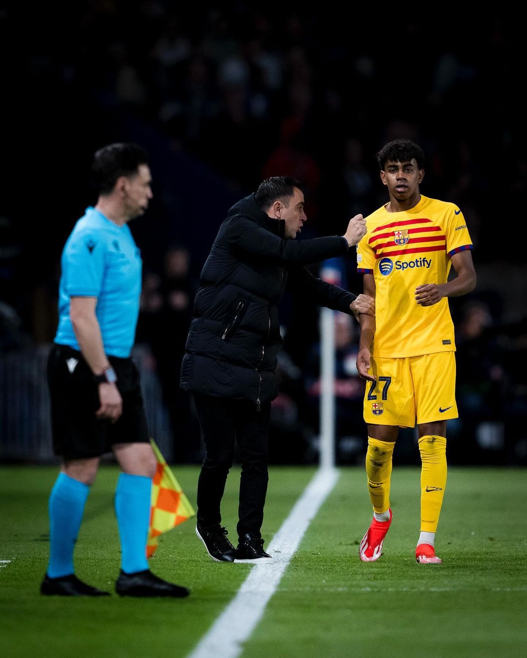 Potret pemain Barcelona berdiskusi dengan pelatih (SC: Instagram @fcbarcelona)