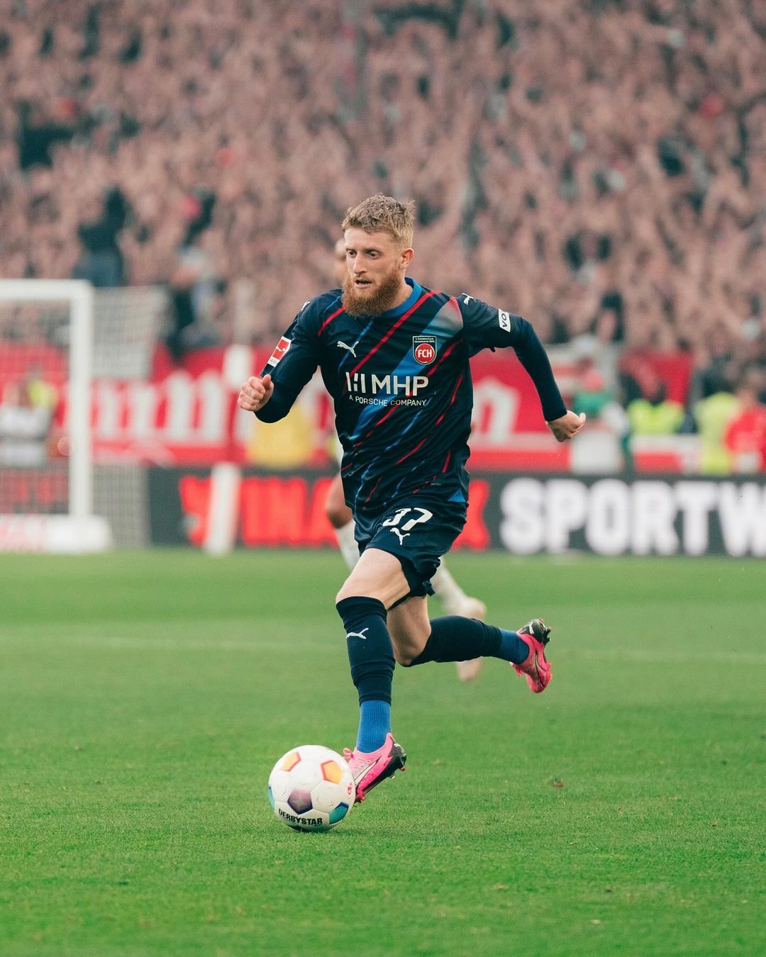 Prediksi Heidenheim vs Bayern Munchen Sabtu 6 April 2024, Pekan ke-28 Liga Jerman Aksi pemain Heidenheim di lapangan (SC: Instagram @fch_1846)