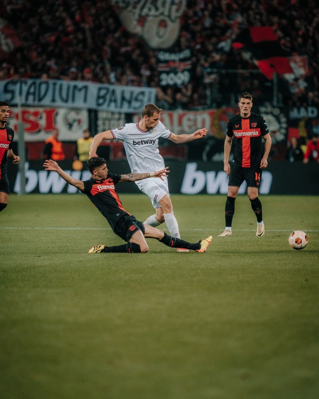 Prediksi West Ham vs Leverkusen Jumat 19 April 2024, Leg ke-2 Perempat Final Liga Europa Aksi pemain West Ham ketika melawan Leverkusen di leg pertama (SC: Instagram @westham)