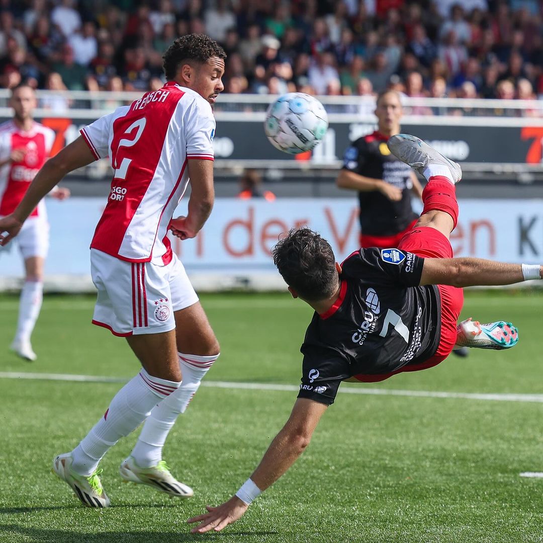 Prediksi Ajax vs Excelsior Kamis 25 April 2024, Pekan ke-31 Liga Belanda Potret pemain Excelsior melakukan tendangan salto (SC: Instagram @excelsiorrdam)
