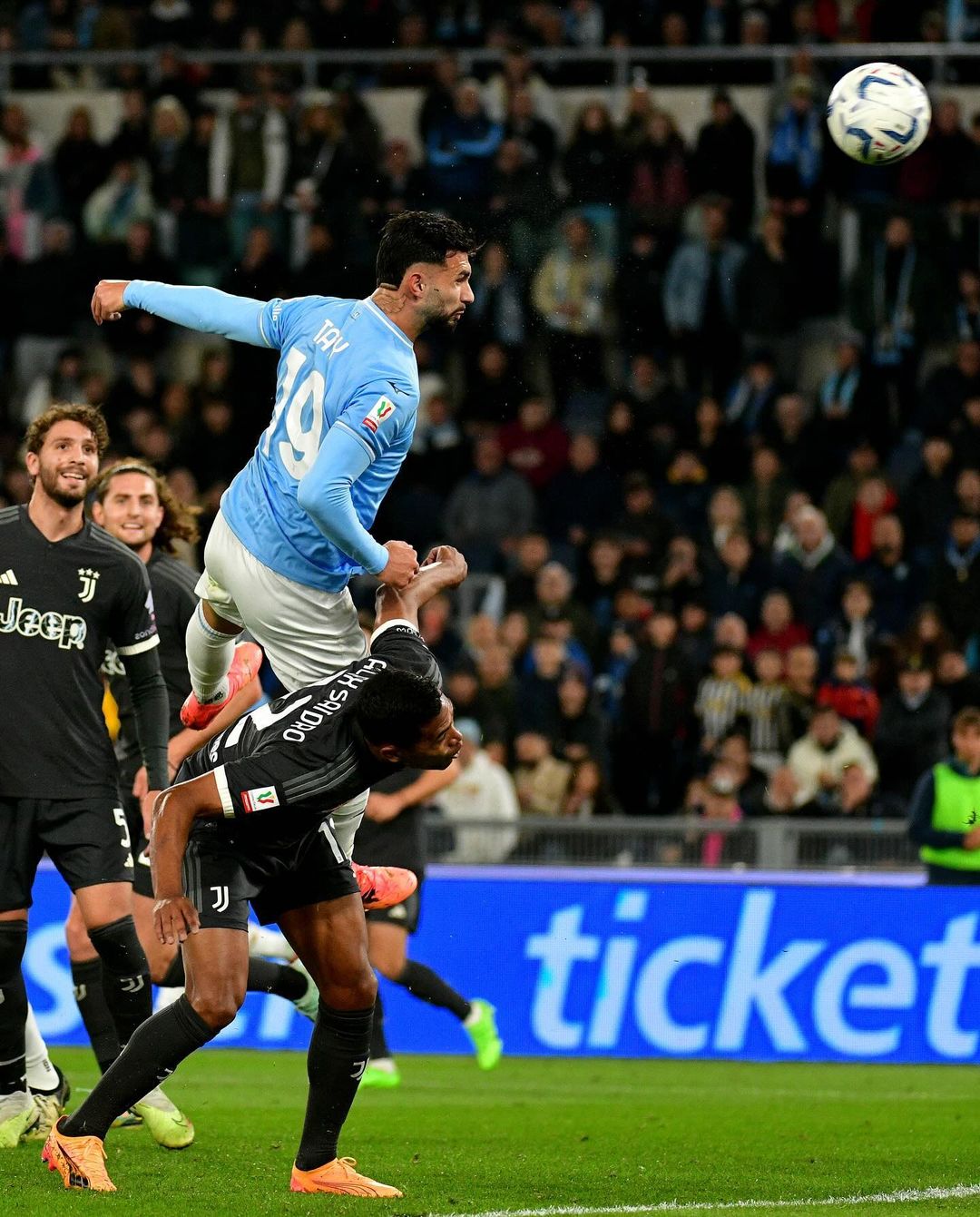 Prediksi Lazio vs Verona Minggu 28 April 2024, Pekan ke-34 Liga Italia Momen pemain Lazio melakukan duel udara (SC: Instagram @official_sslazio)