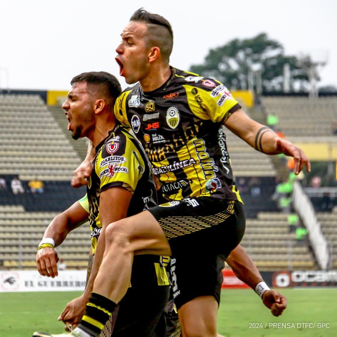 Potret pemain Tachira merayakan gol (SC: Instagram @dvotachira)