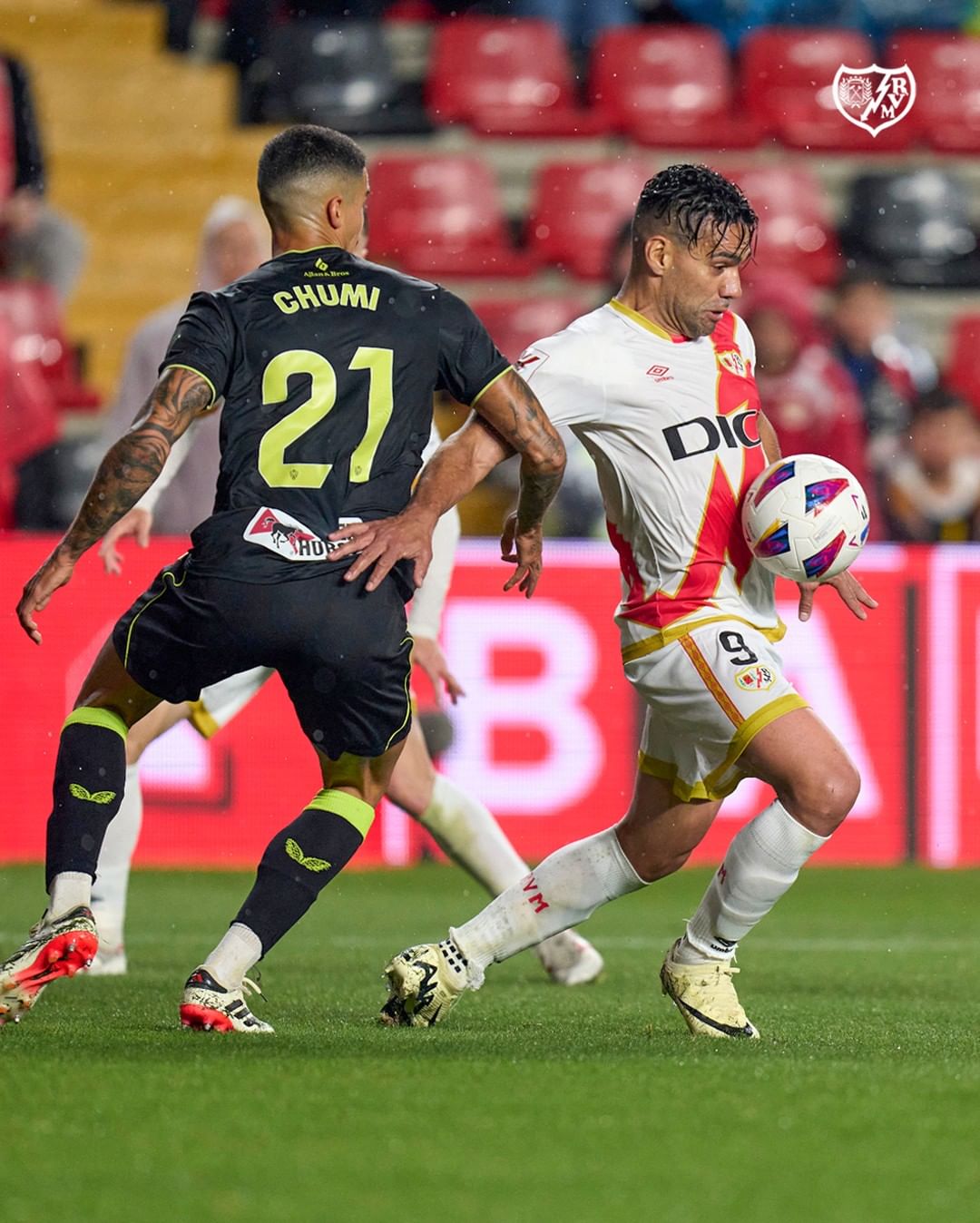 Prediksi Valencia vs Rayo Minggu 12 Mei 2024, Pekan ke-35 La Liga Spanyol Aksi pemain Rayo di lapangan (SC: Instagram @rayovallecano)