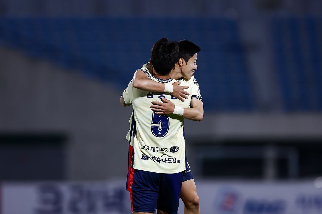 Prediksi Gimcheon vs Daegu Sabtu 29 Juni 2024, Pekan ke-20 K League Momen pemain Gimcheon berpelukan (SC: Instagram @gimcheonfc)