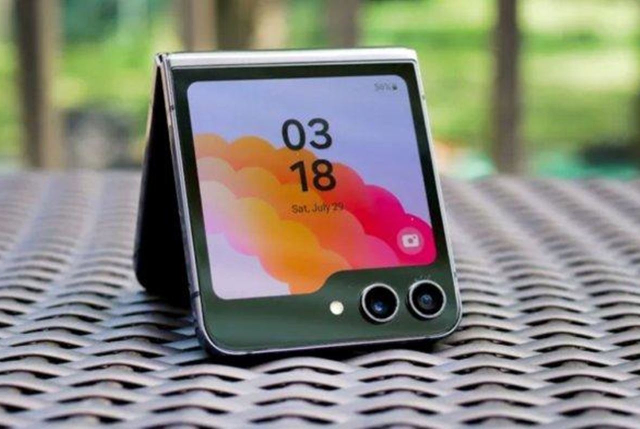 Samsung Galaxy Z Flip6 vs Realme GT6 5G, HP Baru 2024 dengan RAM Hingga 12 GB