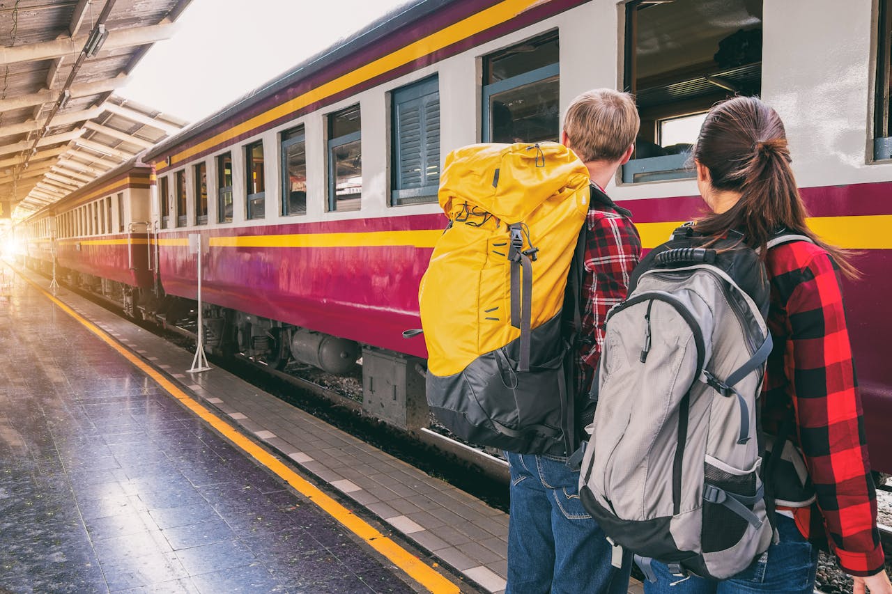 Panduan Backpacker ke Bali: Budgeting, Penginapan, Rekomendasi Lokasi Wisata Ilustrasi Berlibur dengan Kereta Api