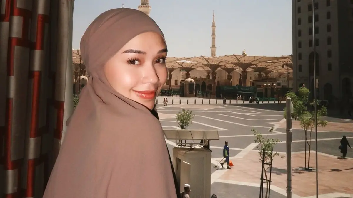 Selebgram Lula Lahfah Diteriaki “HARAM” Saat Kunjungi Madinah dengan Membawa Pods