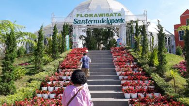 Gerbang masuk florawisata Santerra de Laponte Malang