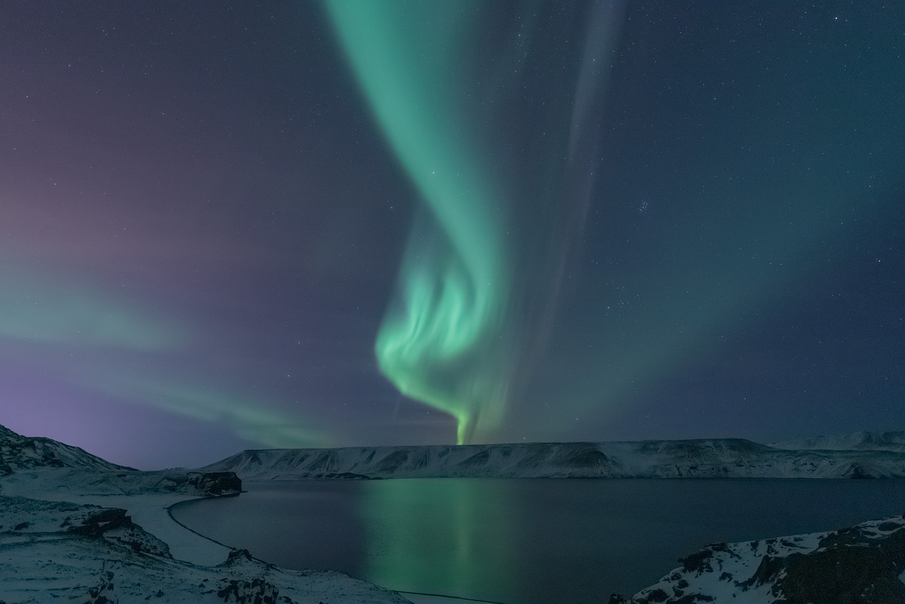 Pesona aurora borealis di danau Islandia