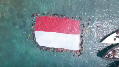 Pengibaran bendera Merah Putih di perairan Pulau Banten