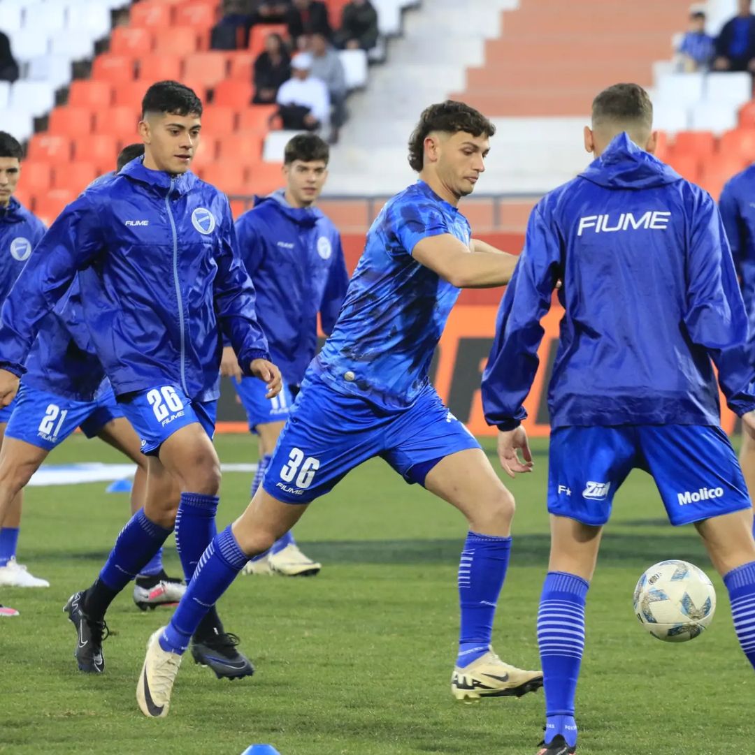 Prediksi Godoy Cruz vs Argentinos Minggu 4 Agustus 2024, Liga Argentina Potret pemain Godoy Cruz melakukan pemanasan (SC: Instagram @clubgodoycruzoficial)