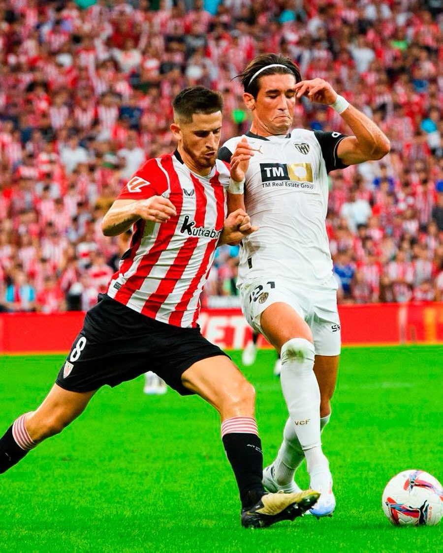 Aksi pemain Athletic Bilbao di lapangan (SC: Instagram @athleticclub)