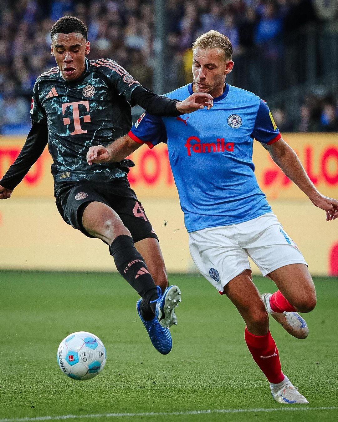 Aksi pemain Bayern Munchen di lapangan (SC: Instagram @fcbayern)