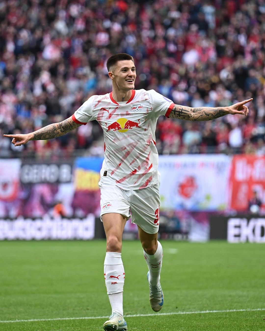 Ekspresi senang pemain RB Leipzig merayakan gol (SC: Instagram @rbleipzig)