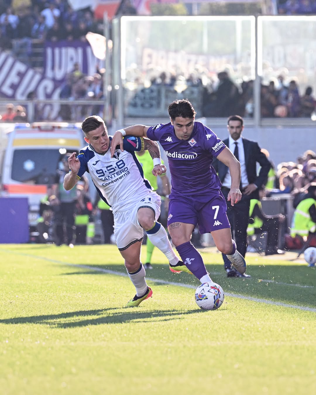 Aksi pemain Fiorentina (SC: Instagram @acffiorentina)