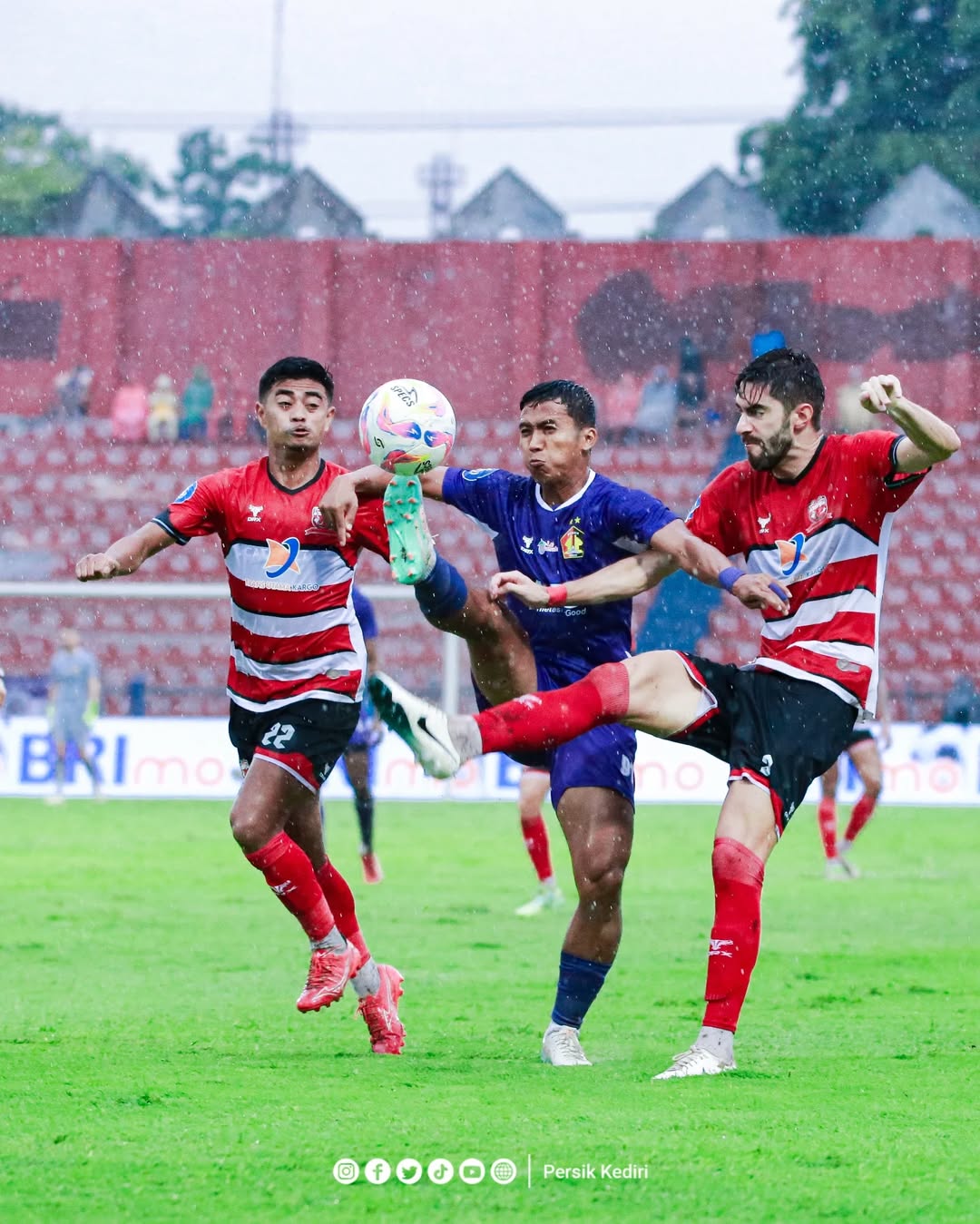 Prediksi Persik vs Arema Senin 16 Desember 2024, Pekan ke-15 Liga 1 Indonesia Aksi pemain Persik (SC: Instagram @persikfcofficial)